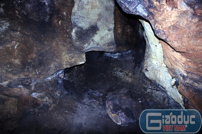 Hốc đá trong hang Huyện có một màu đen kì lạ